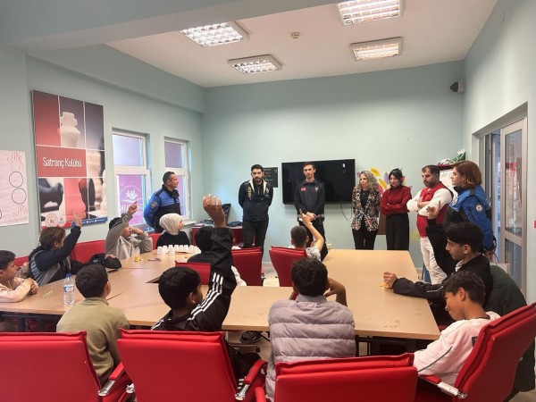 Tekirdağ'da polis ekipleri öğrencileri bilgilendirdi