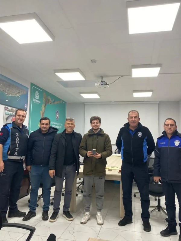 Tekirdağ'da yanlışlıkla çöpe atılan cüzdan çöp kamyonunda bulunarak sahibine ulaştırıldı