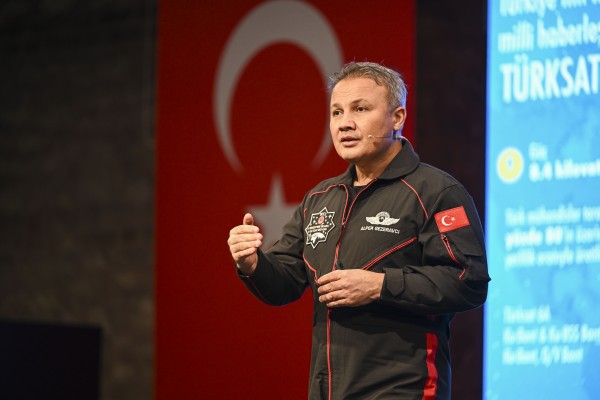 Türkiye'nin uzaya çıkan ilk astronotu Gezeravcı, İstanbul'da üniversite öğrencileriyle buluştu: