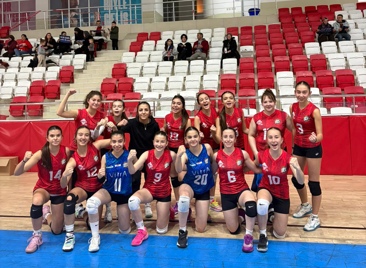 Voleybol Takımları İlk Maçlarını Galibiyetle Tamamladı