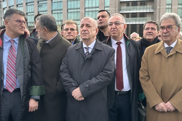 Zafer Partisi Genel Başkanı Özdağ, "Cumhurbaşkanı'na hakaret" suçundan yargılandığı davada beraat etti