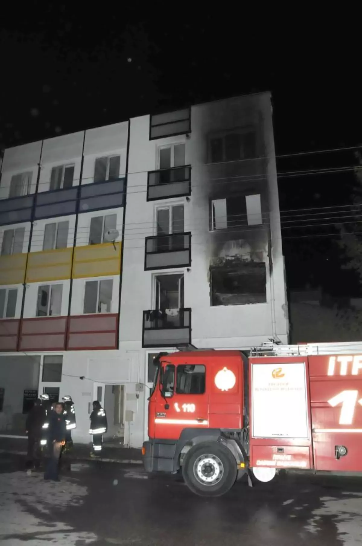 Zeytinburnu'nda apartmanın elektrik sayacından çıkan yangında 9 kişi dumandan etkilendi