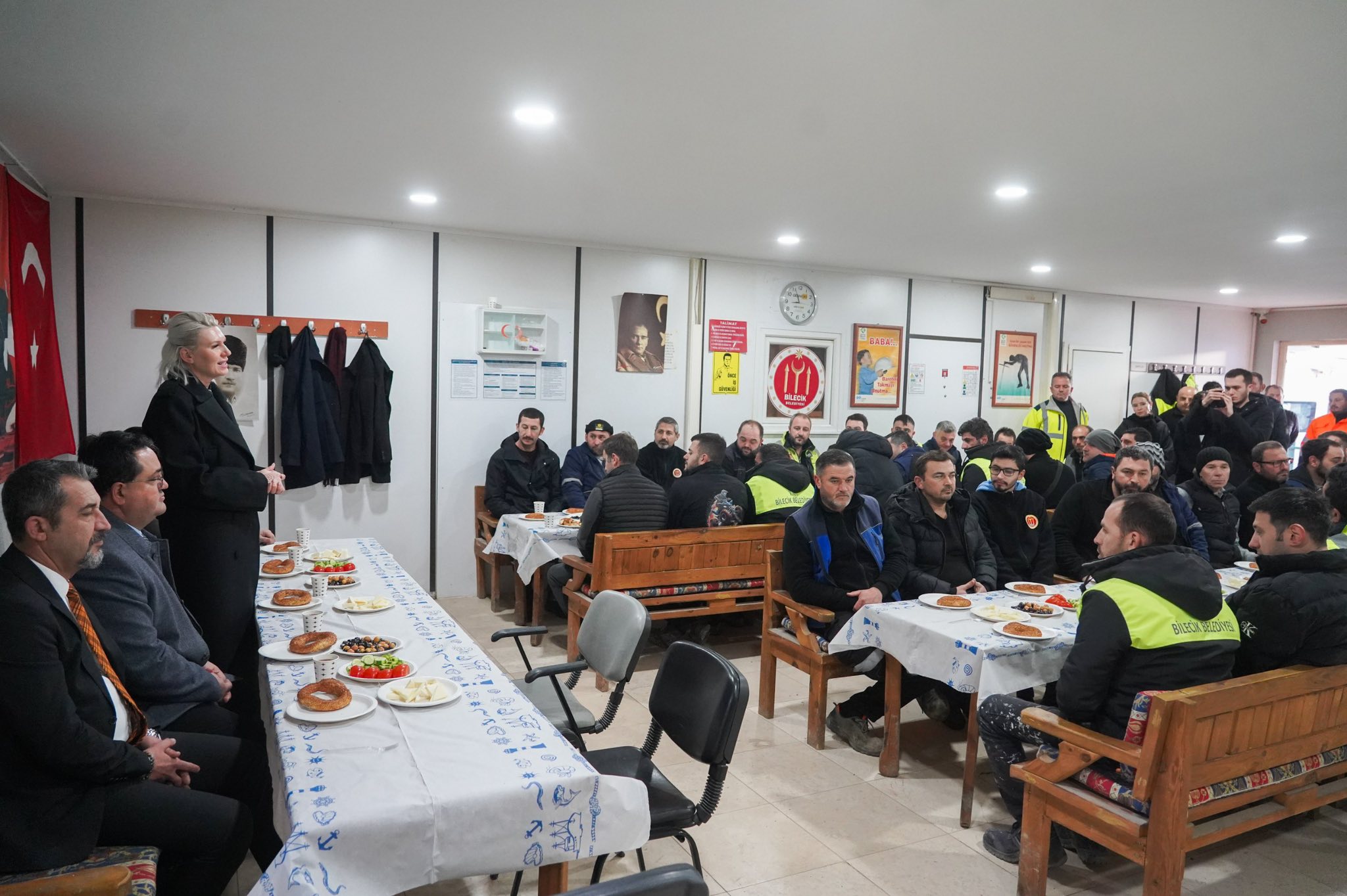 BAŞKAN SUBAŞI ATÖLYEYİ GEZDİ, PERSONELLE KAHVALTI YAPTI