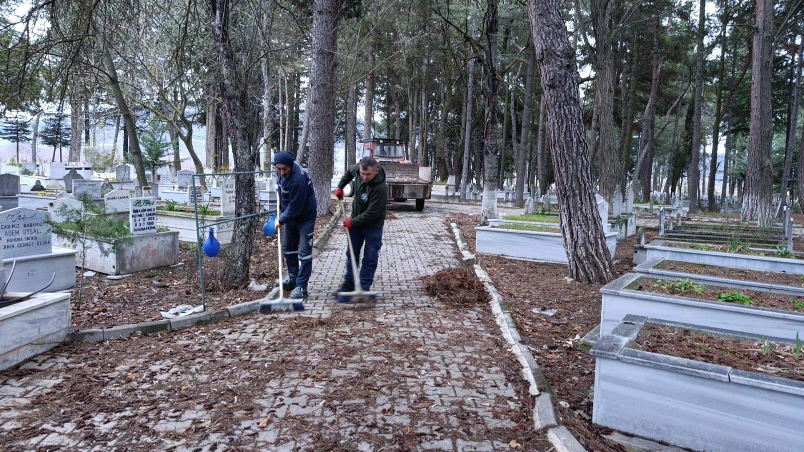 İlçe Mezarlıklarında Bakım Çalışması
