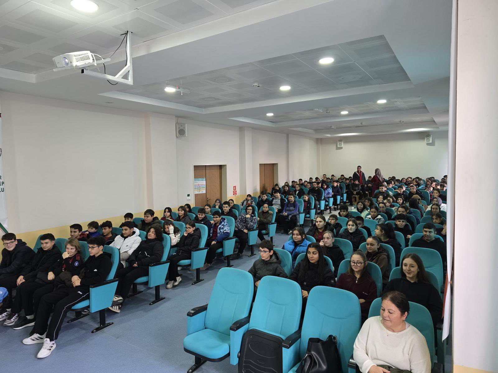 SOSYAL MEDYA BAĞIMLILIĞINA DİKKAT ÇEKİLDİ