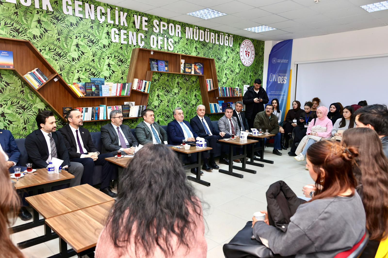 Vali Sözer Öğrencilerle Bir Araya Geldi