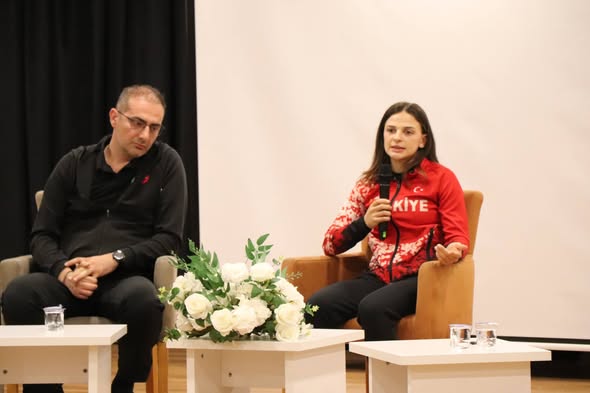 Azim ve Başarı Hikayesiyle Gençlere Yol Gösterdi