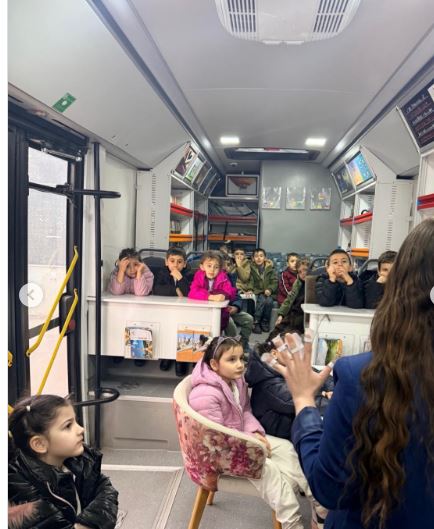 Gezici Kütüphane Miniklerle Buluştu