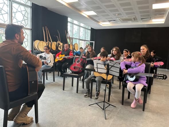 İl Müdürü Ramazan Demir’den Gitar Kursuna Ziyaret