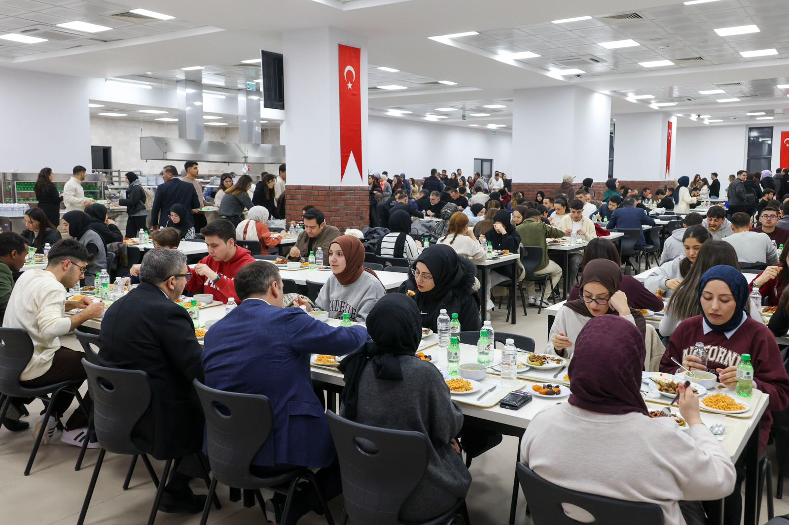 Vali Sözer üniversiteliler ile iftarda buluştu