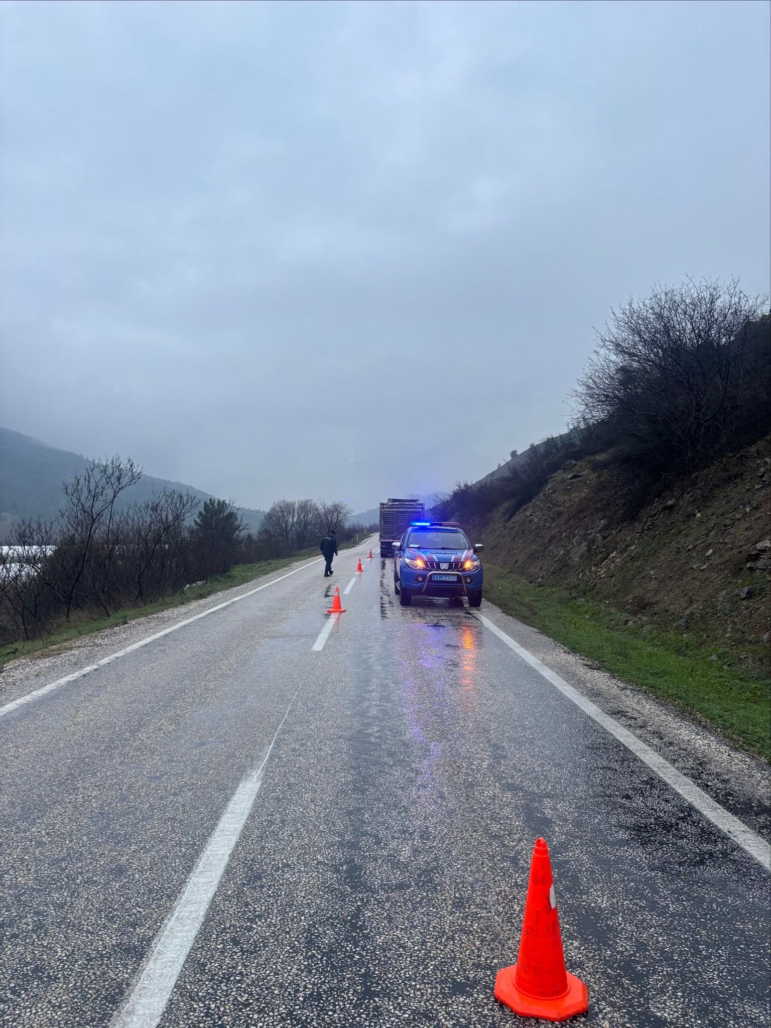 Yolda Kalan Tır Trafiği Tek Şeride Düşürdü