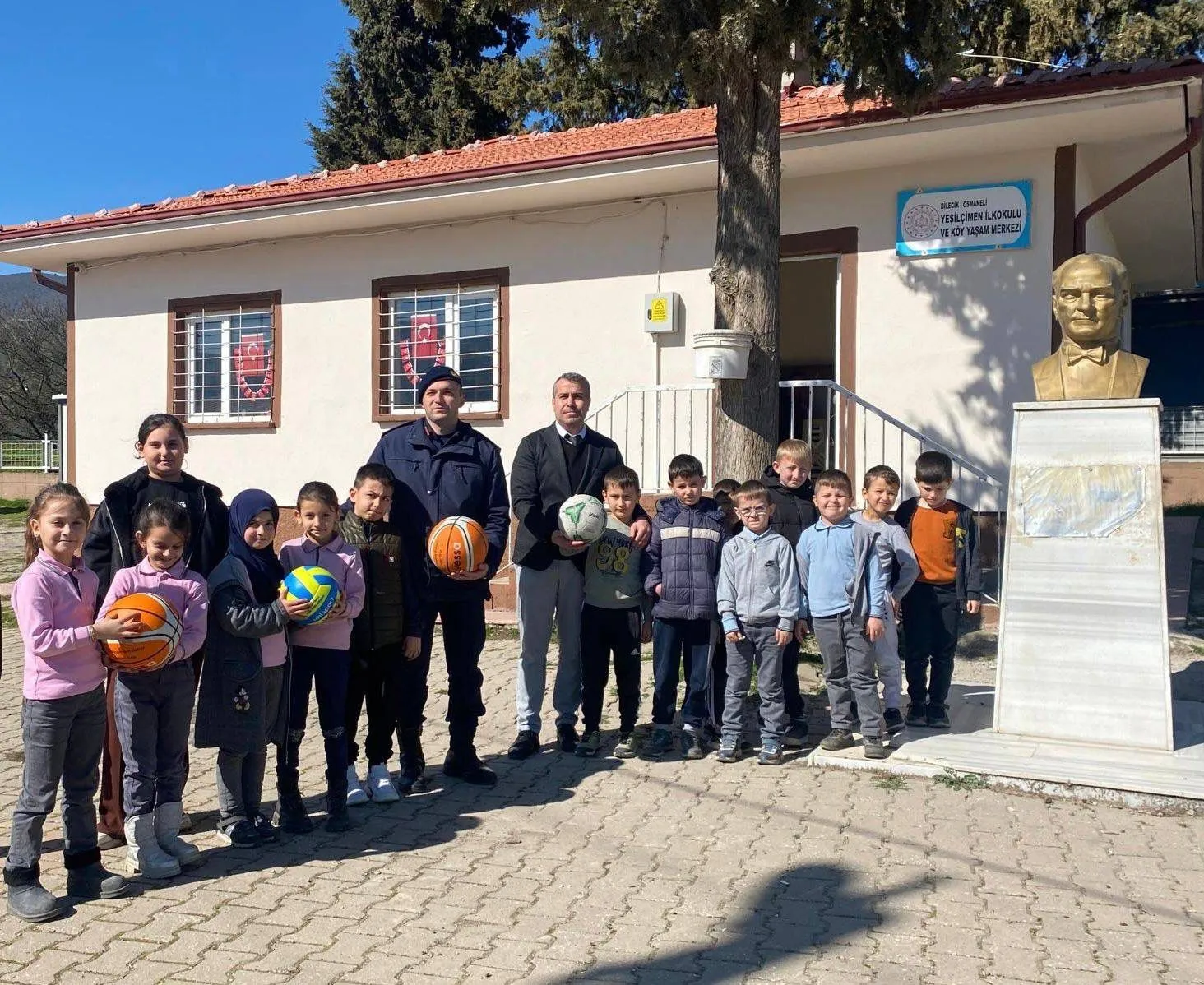 JANDARMA'DAN MİNİKLERE ŞEFKAT ELİ