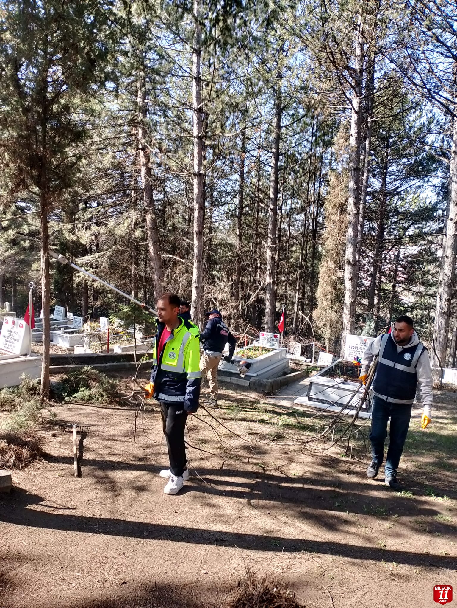 KABRİSTANDA BAYRAM TEMİZLİĞİ