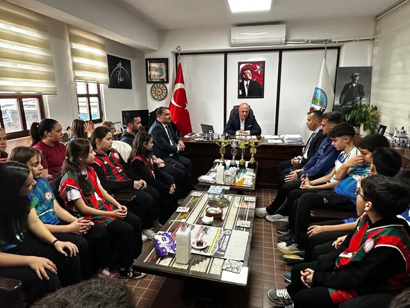 Osmaneli’ni Gururlandıran Öğrencilerden Başkan Torun’a Ziyaret