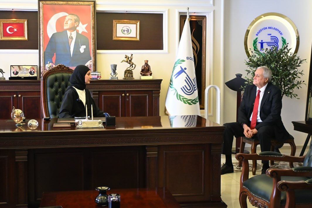 BELEDİYE BAŞKANI KOLTUĞUNU DEVRETTİ