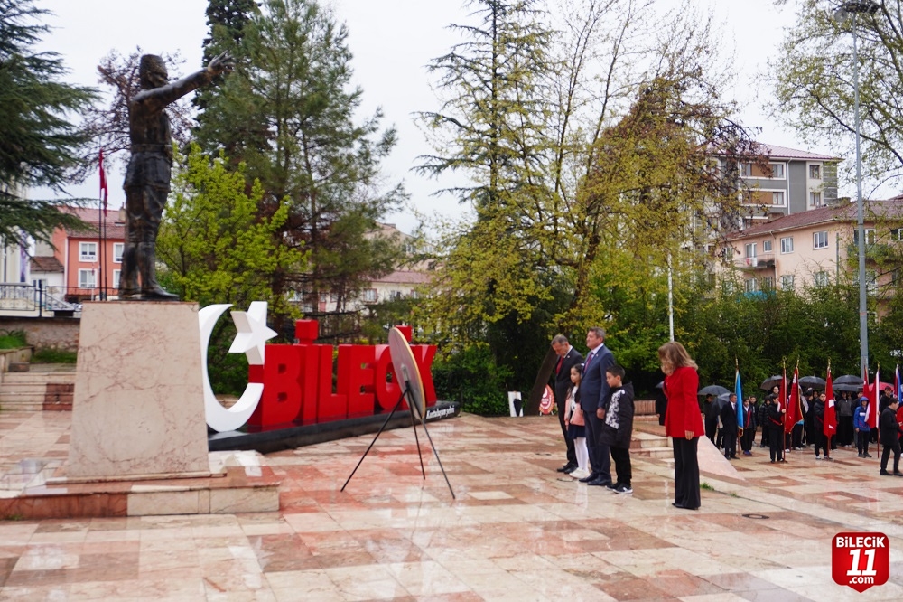 BİLECİK'TE 23 NİSAN TÖRENLERİ ATA'YA ÇELENK SUNULARAK BAŞLADI