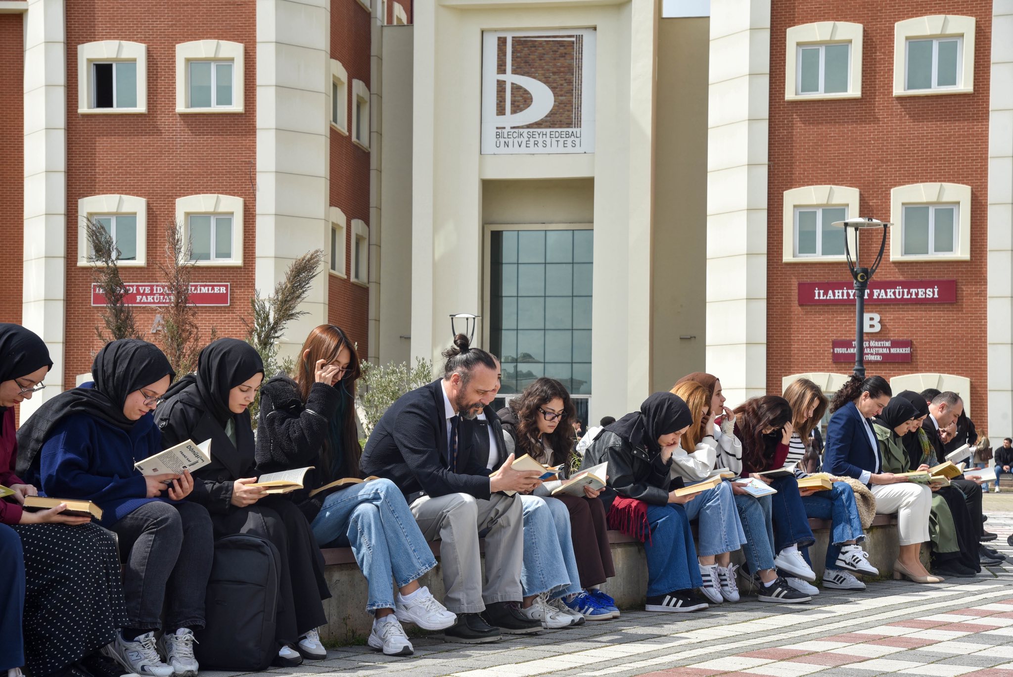 BŞEÜ'de “Kitabını Al Gel, Birlikte Okuyalım” Etkinliği Düzenlendi