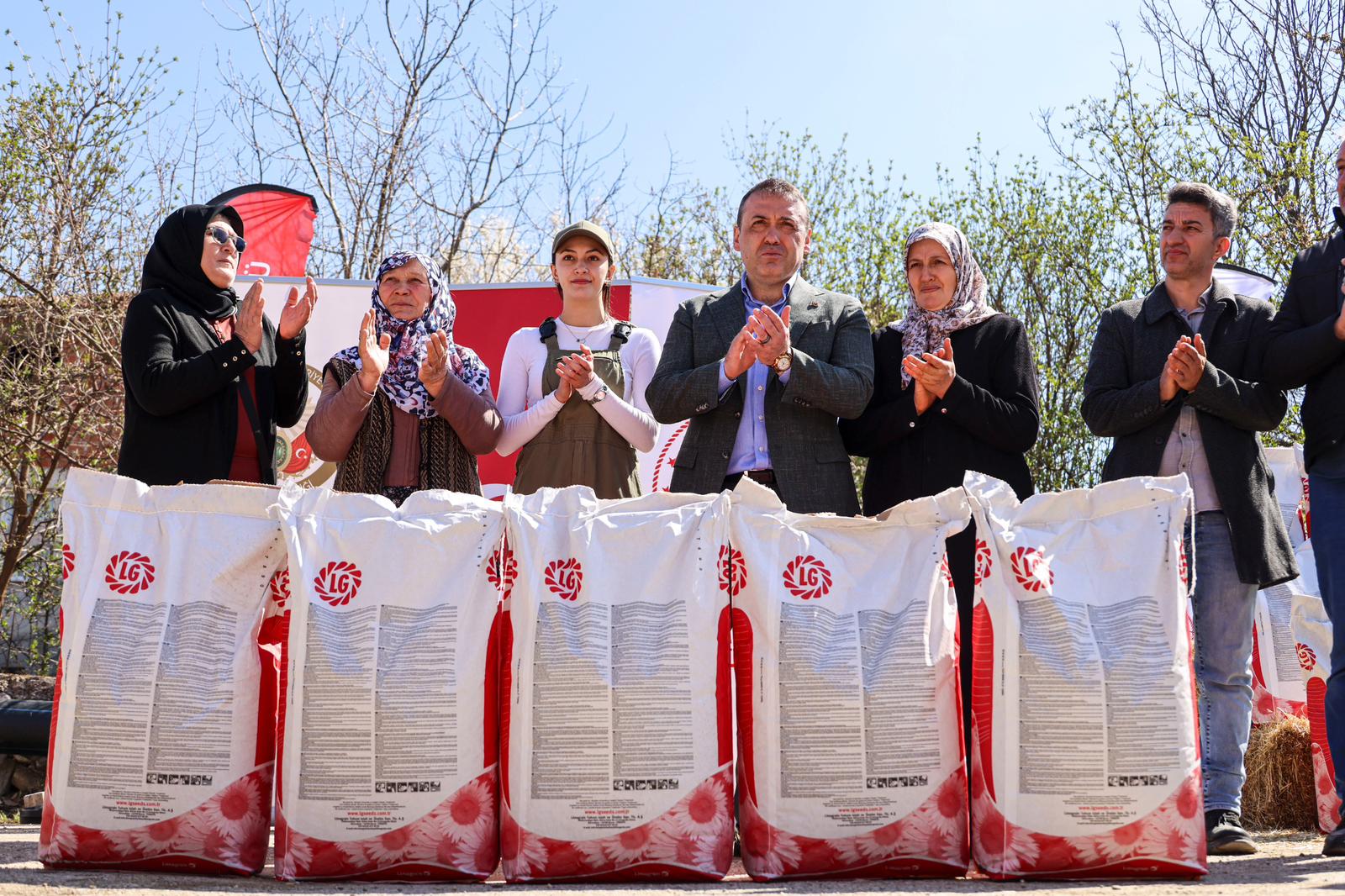 Kurtköy’de Yağlık Ayçiçeği Tohumu Dağıtım ve Ekim Etkinliği Gerçekleştirildi