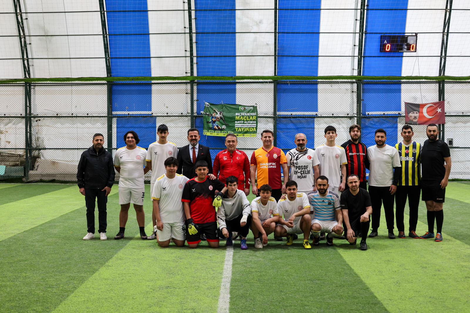 Vali Sözer, 23 Nisan’da Çocuklarla Sahaya İndi