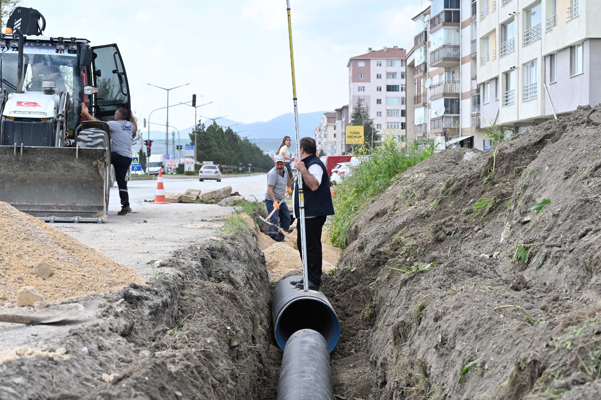 BELEDİYE EKİPLERİ SEL RİSKİNE KARŞI ÖNLEM ALDI