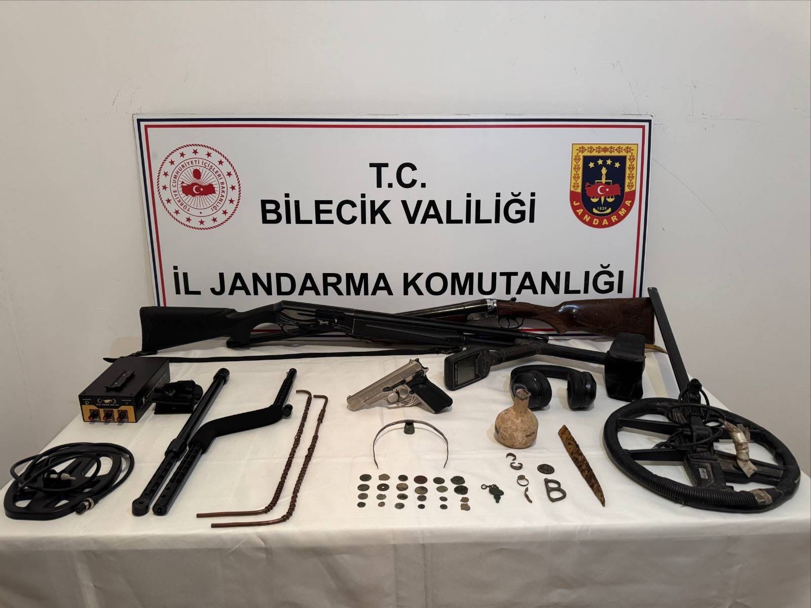 Bilecik’te Tarihi Eser Kaçakçılarına Darbe: Çok Sayıda Eser ve Ekipman Ele Geçirildi
