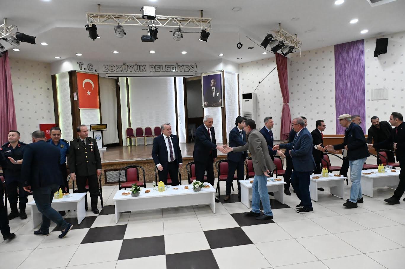 BOZÜYÜK’TE PROTOKOL VE VATANDAŞLAR BAYRAM ÖNCESİNDE BAYRAMLAŞTI