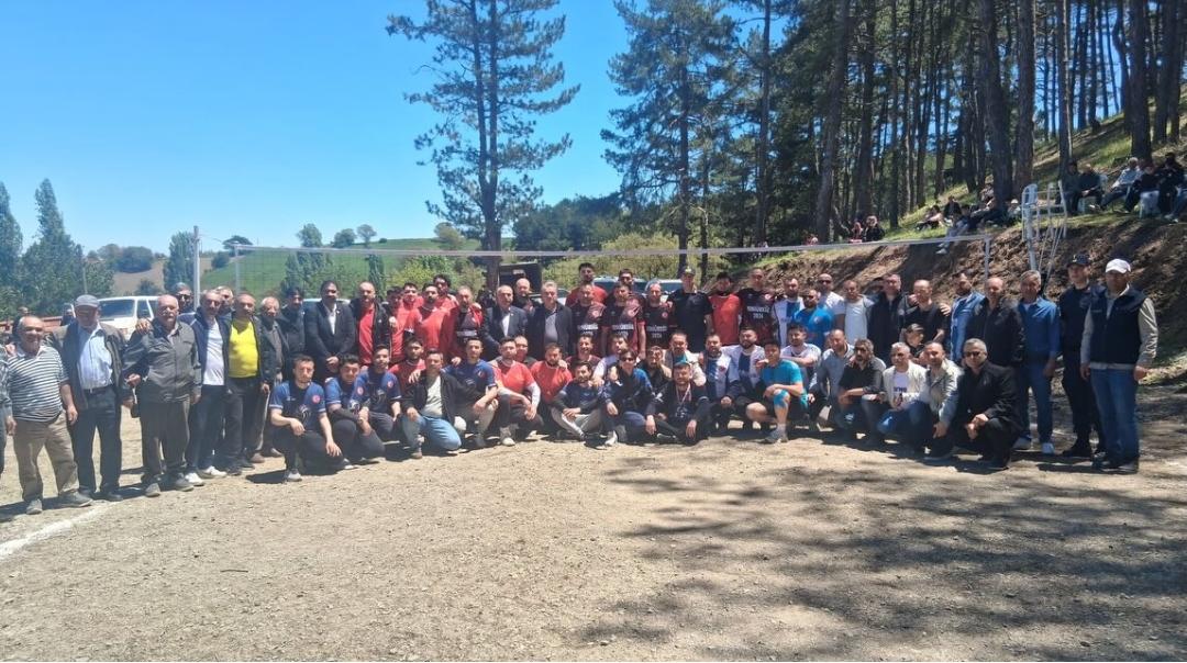 Geleneksel Voleybol Turnuvası Heyecanı: 120 Sporcu Filede Buluştu