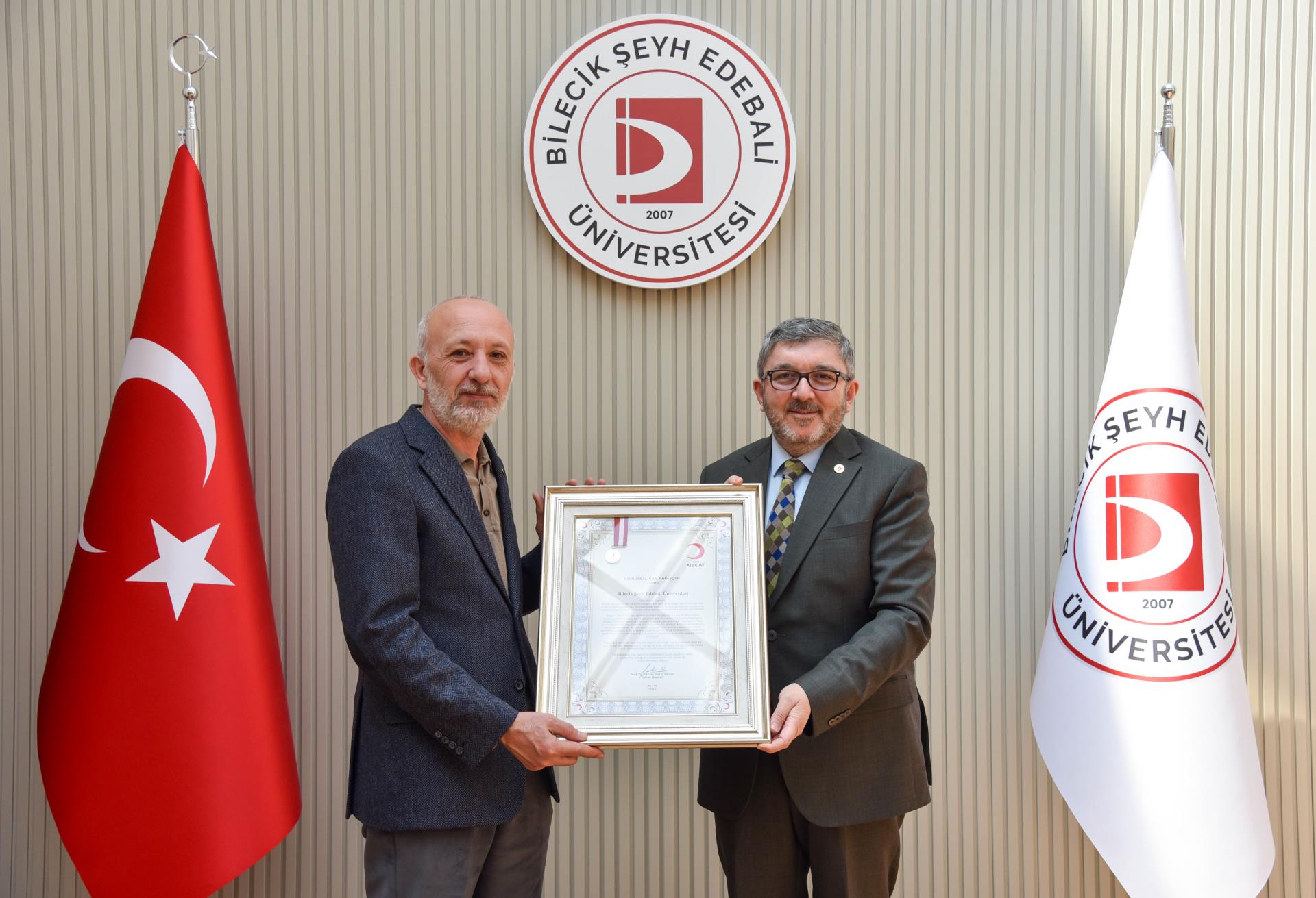 KIZILAY'DAN REKTÖR HOCA'YA TEŞEKKÜR BERATI