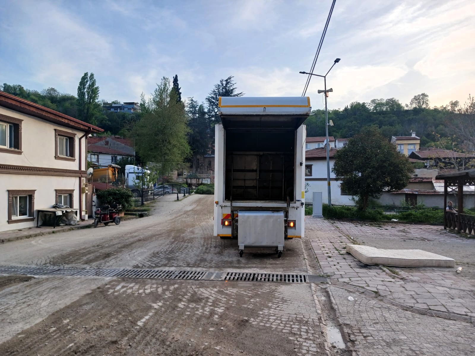Söğüt’te Konteynerler Dezenfekte Edildi