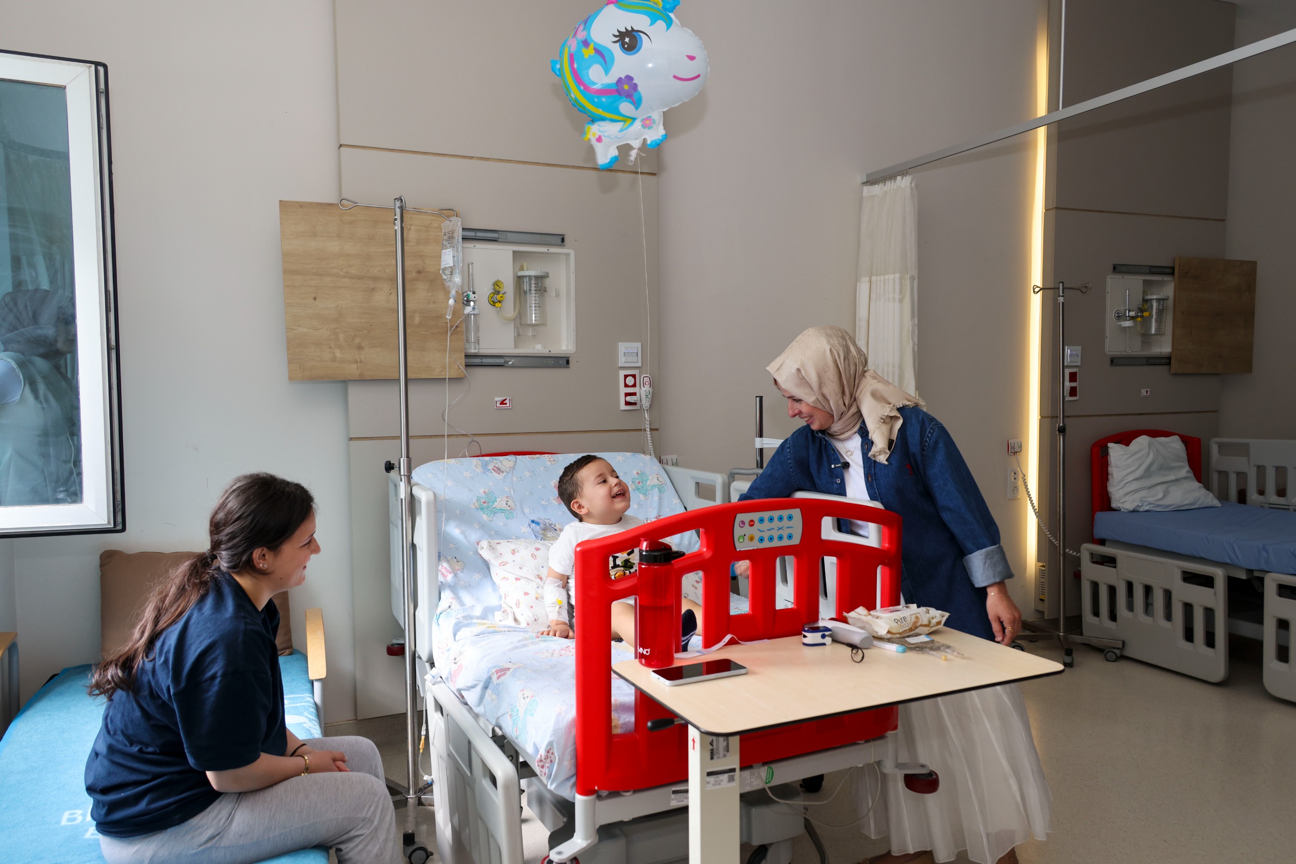 Zeynep Sözer, Hastanede Tedavi Gören Çocukları Ziyaret Etti