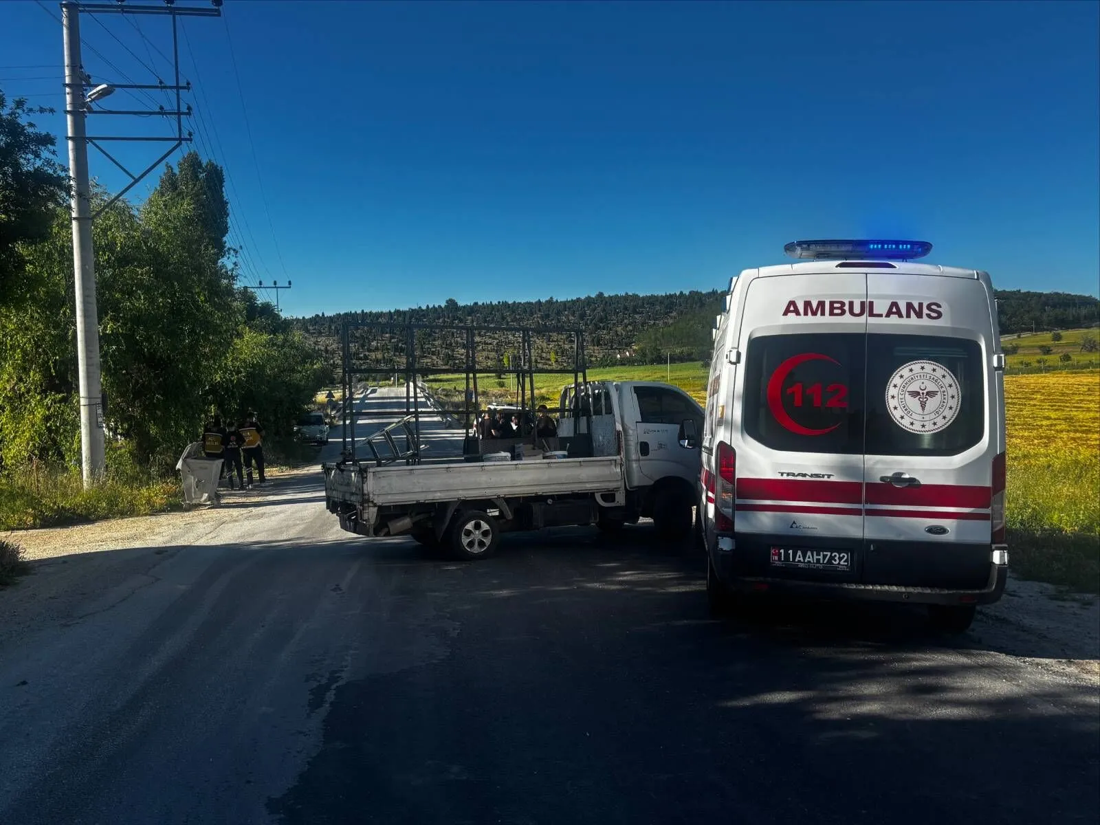 BİLECİK'TE AMBULANS İLE KAMYONET ÇARPIŞTI