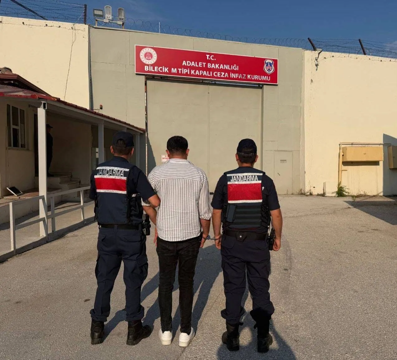 BİLECİK'TE HIRSIZLIK SUÇUNDAN ARANAN ŞAHIS YAKALANDI
