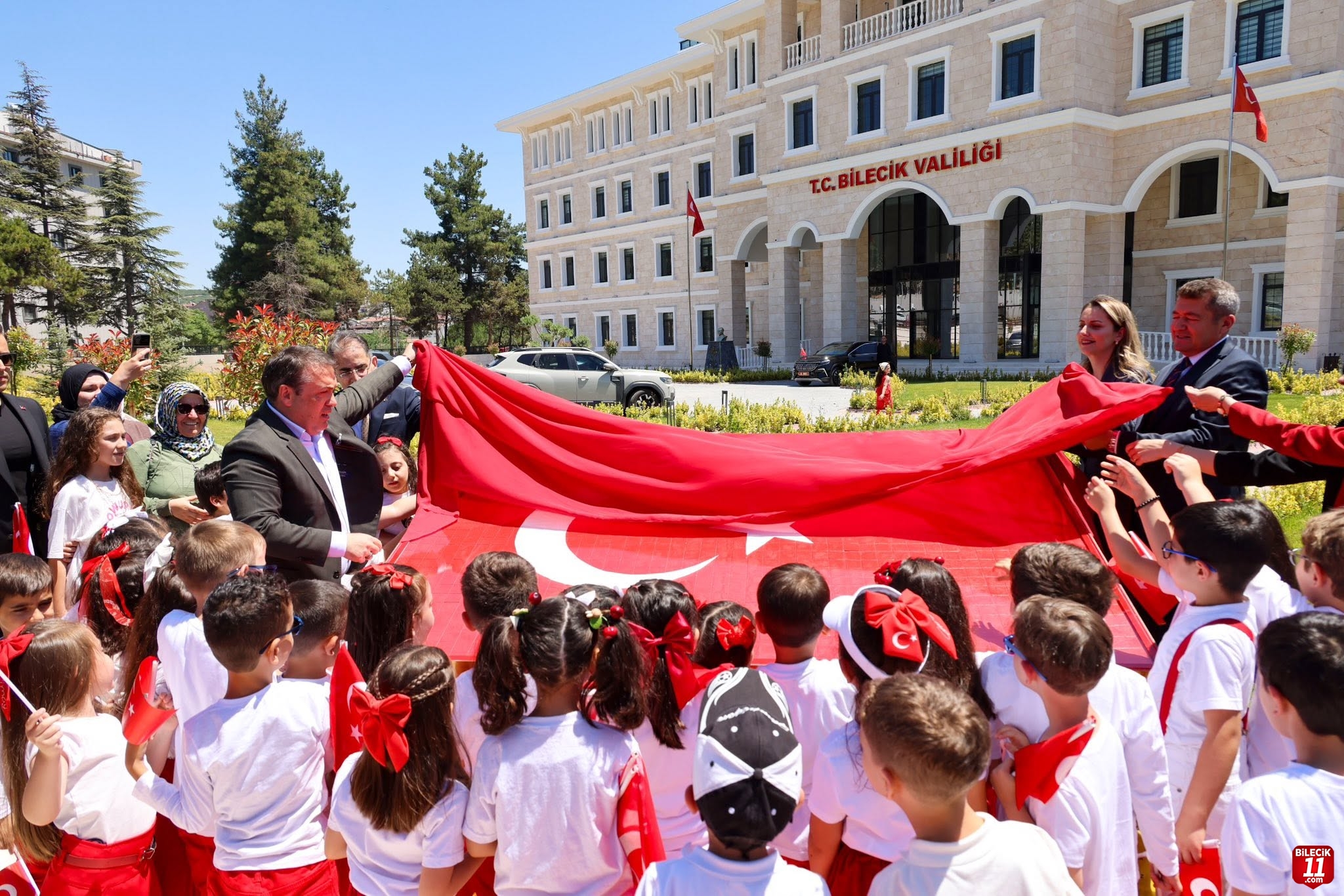 BİLECİK'TE MOZAİK BAYRAK ESERİ GÖZ DOLDURDU