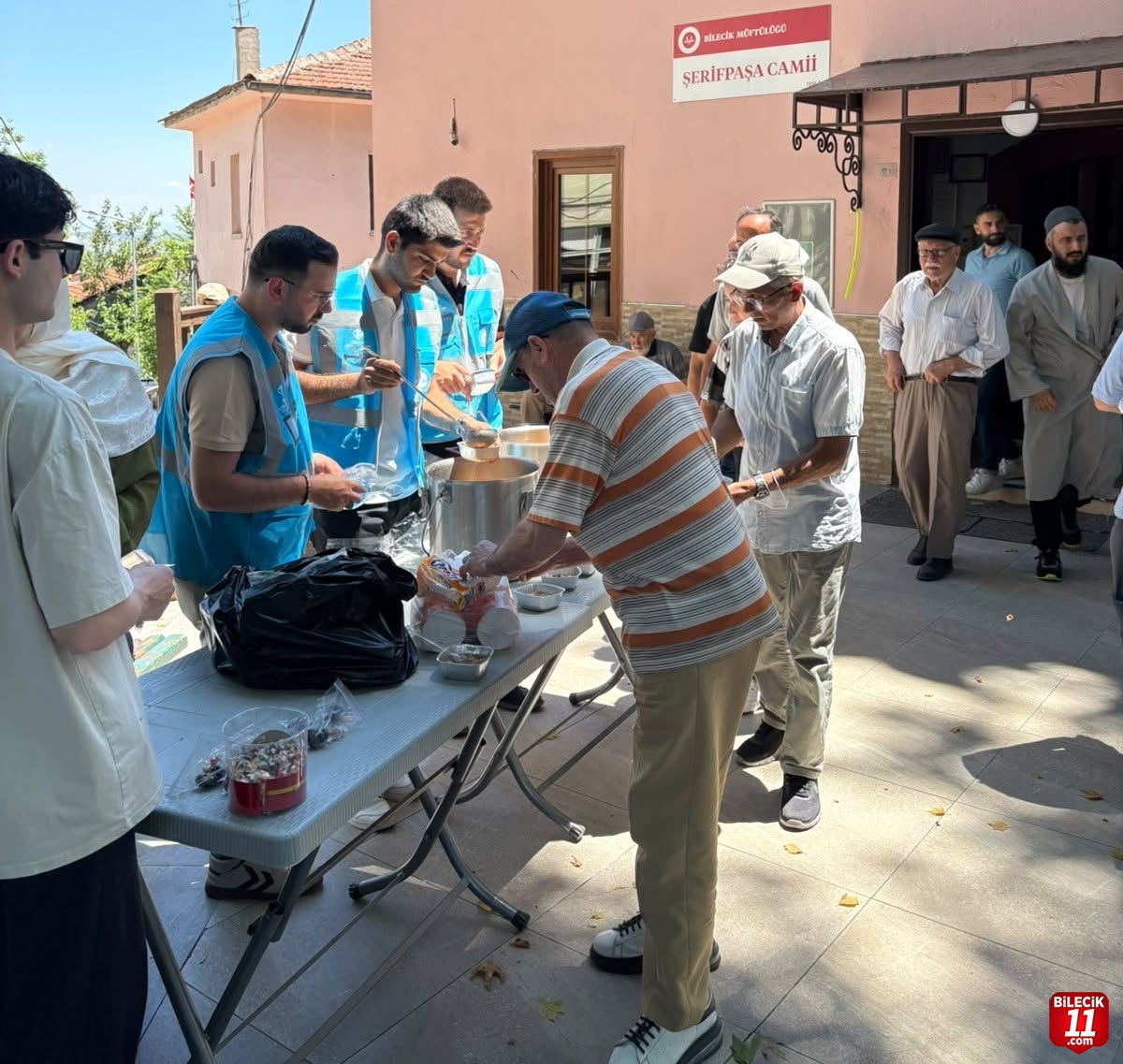 MÜFTÜLÜK'TEN AŞURE İKRAMI