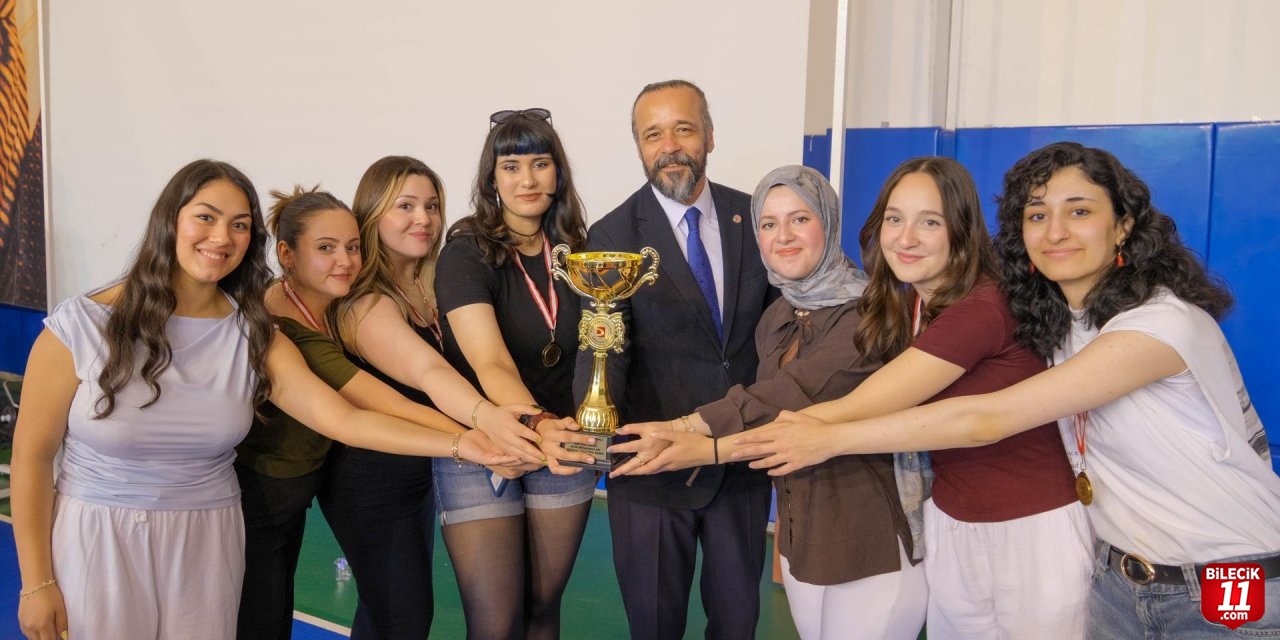 ÜNİVERSİTEDE ÖDÜLLER SAHİPLERİNİ BULDU