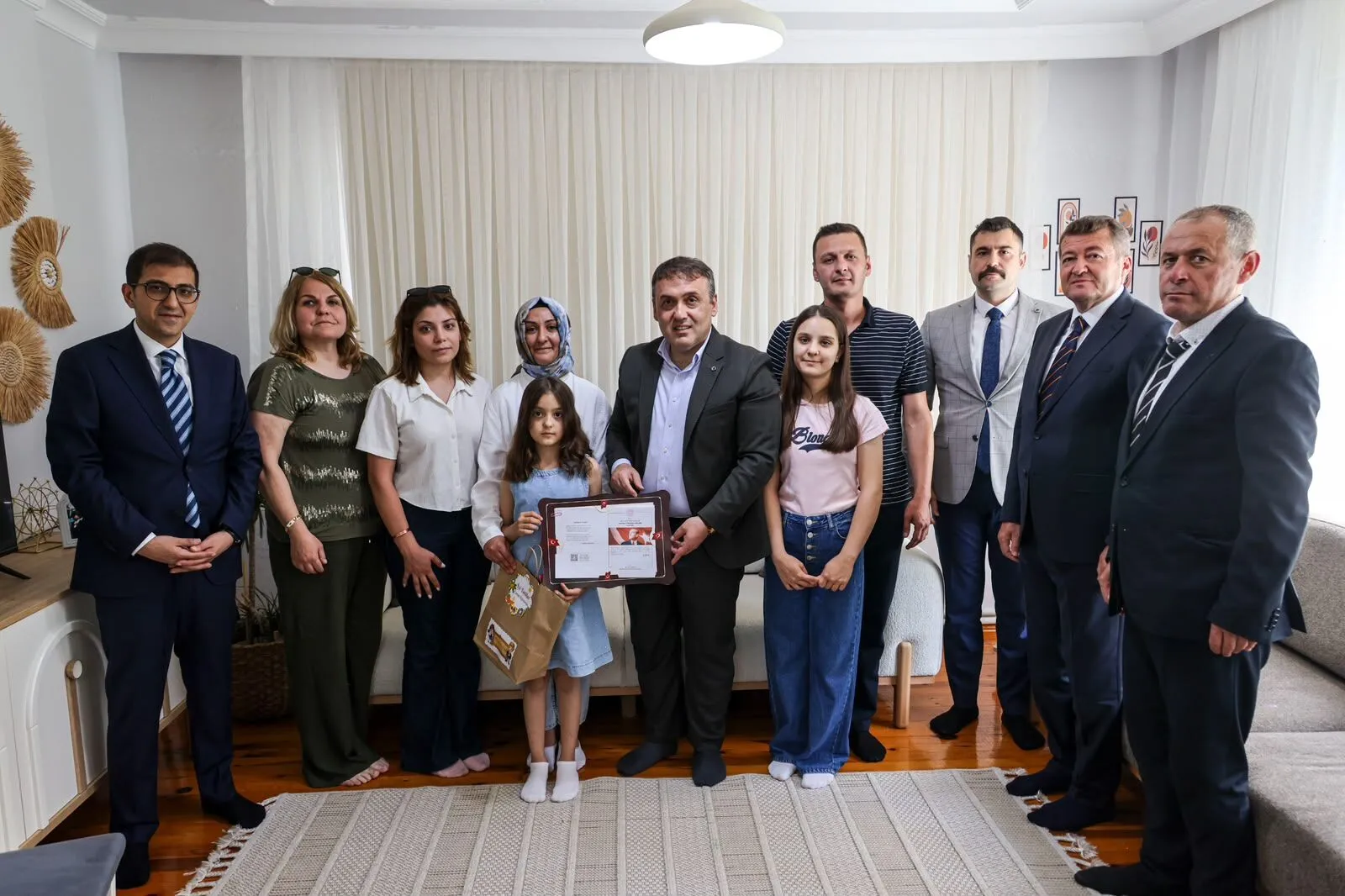 VALİ SÖZER'DEN ALMİLA ADA'YA SÜPRİZ