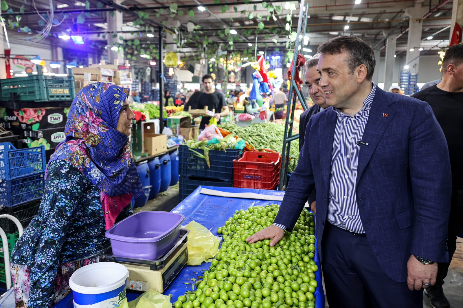 Vali Sözer Salı Pazarı’nda Esnaf ve Vatandaşlarla Buluştu