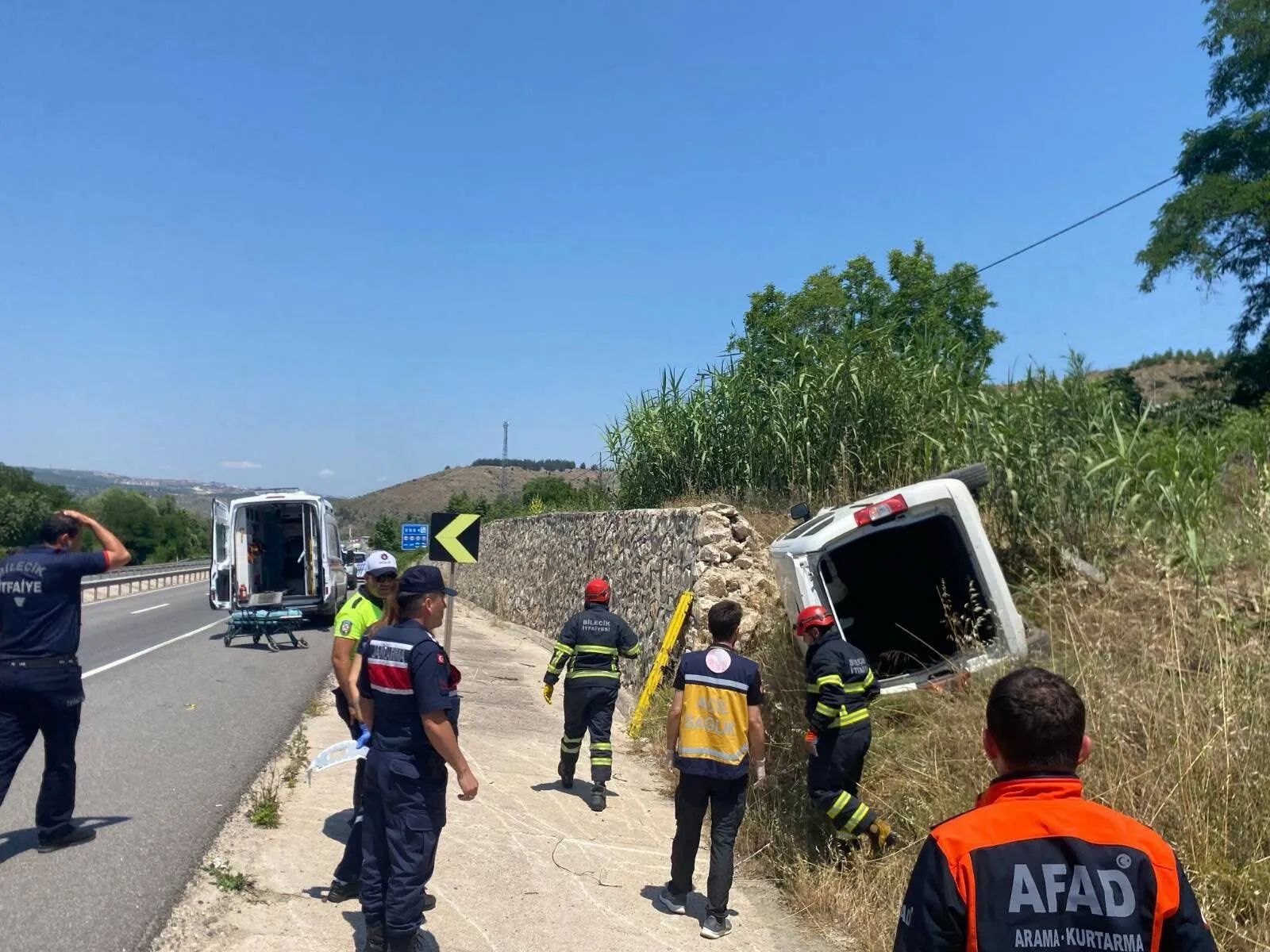 YOLDAN ÇIKAN KAMYONET DUVARA ÇARPTI