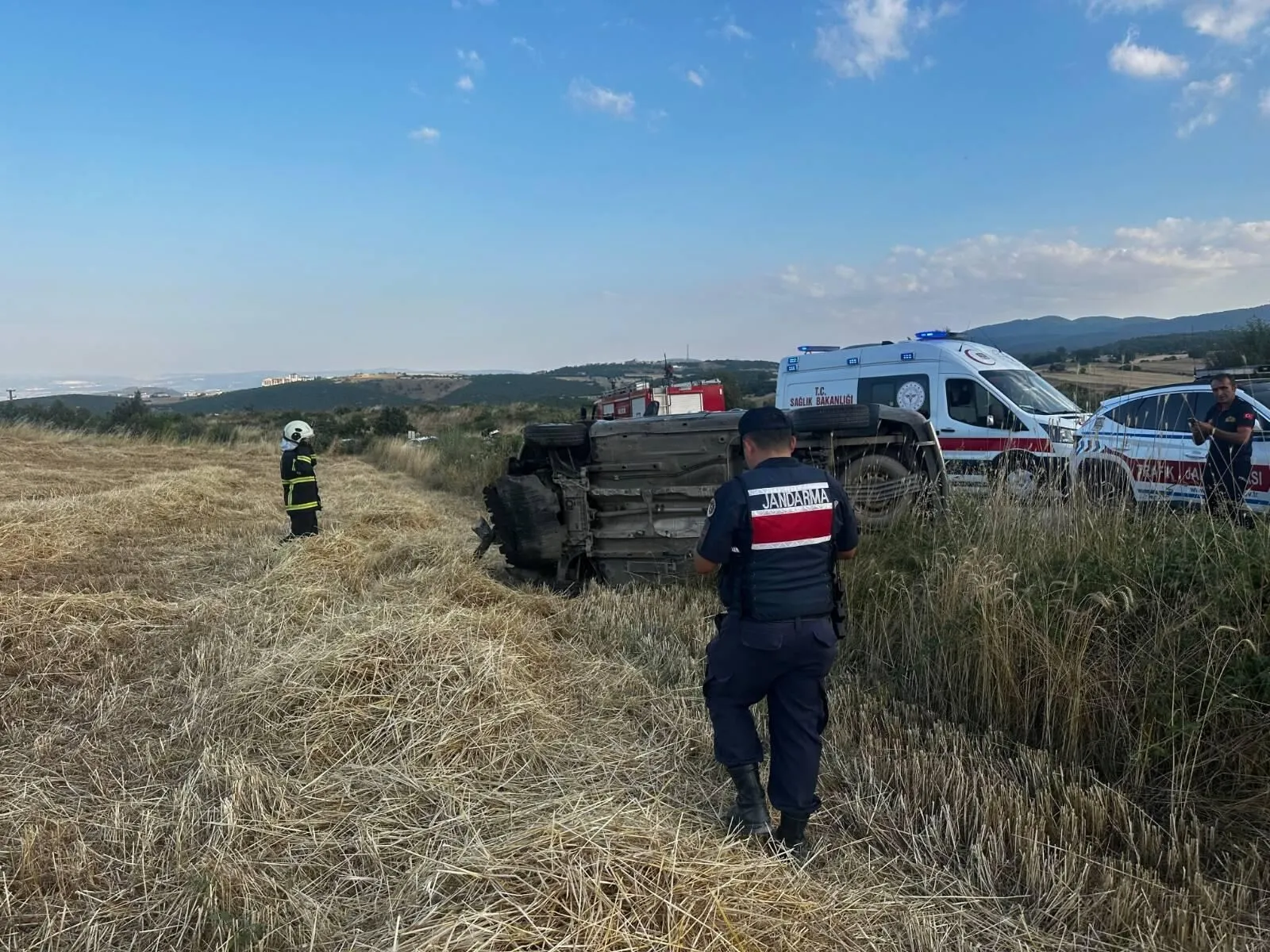BİLECİK'TE YOLDAN ÇIKAN ARAÇ DEVRİLDİ