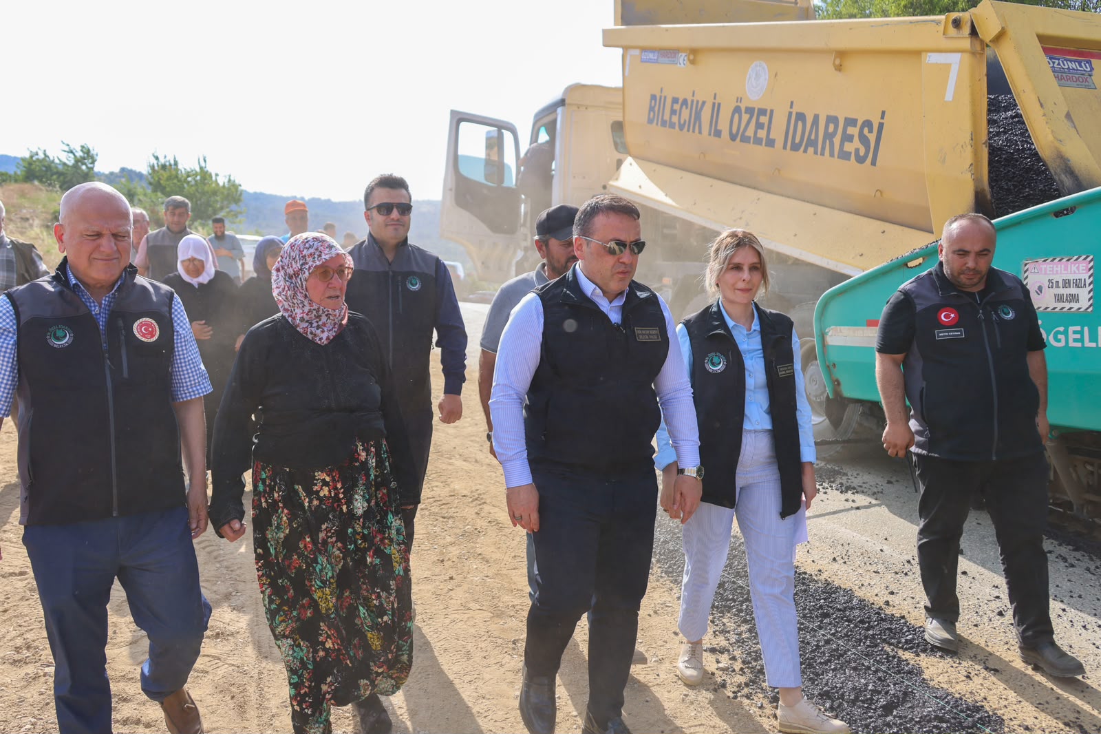 Vali Sözer Köy Yolundaki Asfalt Çalışmalarını İnceledi