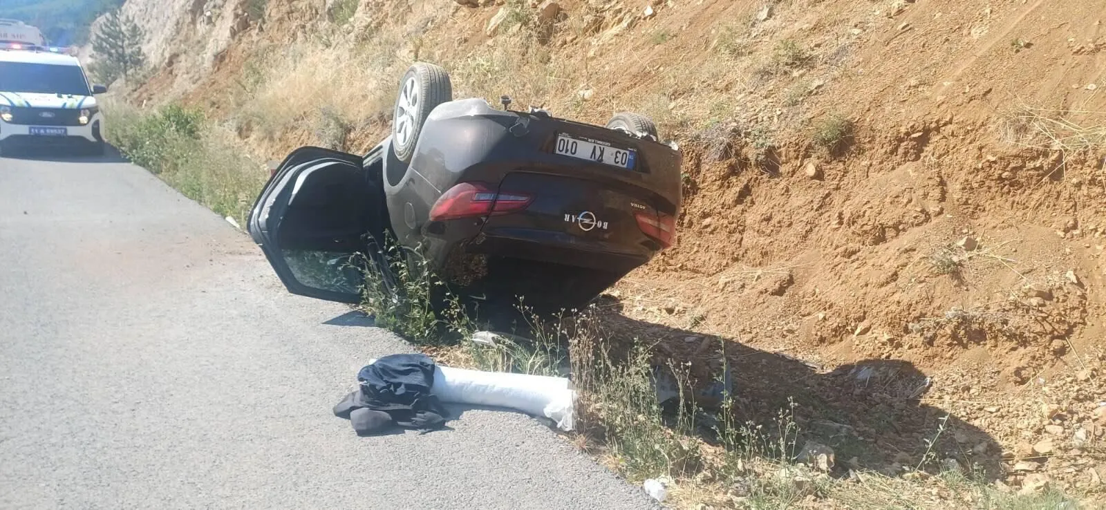OTOMOBİL KANALA DÜŞTÜ; 2 YARALI