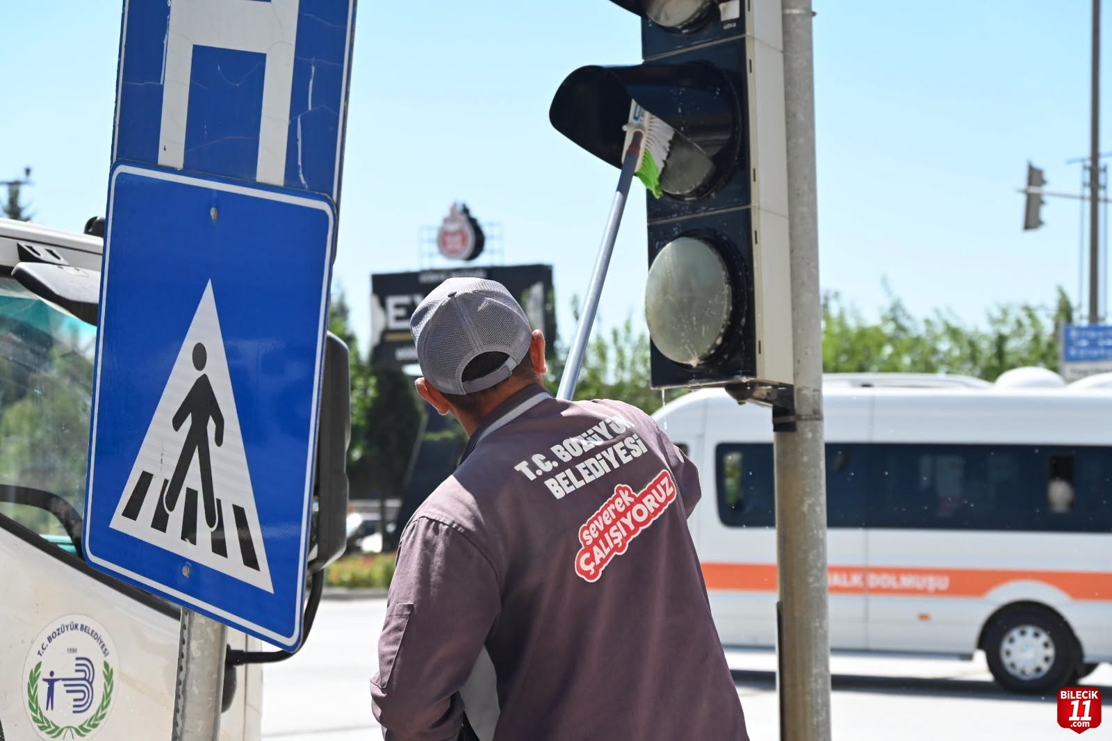 TRAFİK IŞIKLARI TEMİZLENDİ