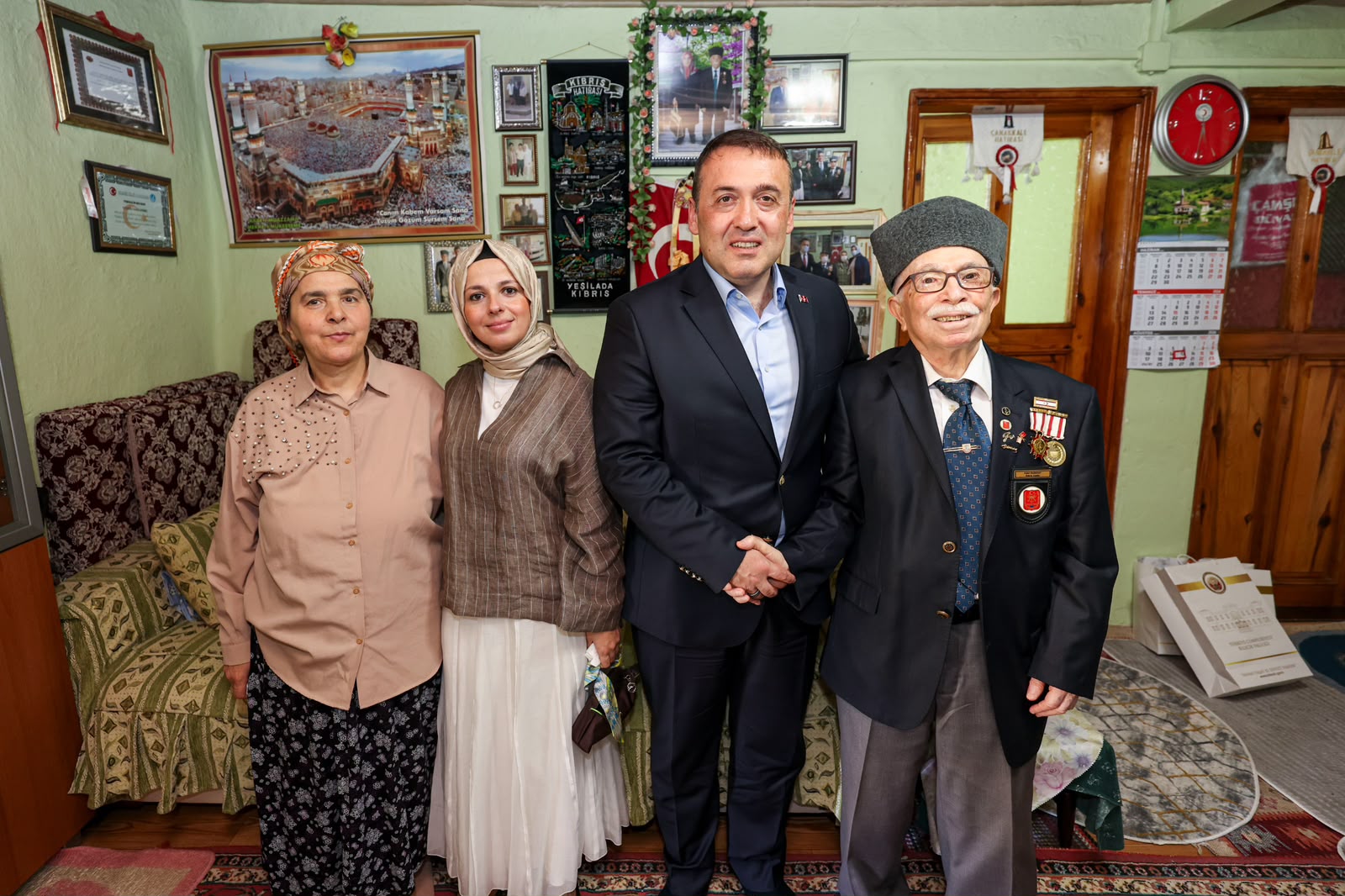 Vali Sözer ve Eşi Zeynep Sözer'den Kıbrıs Gazilerine Ziyaret