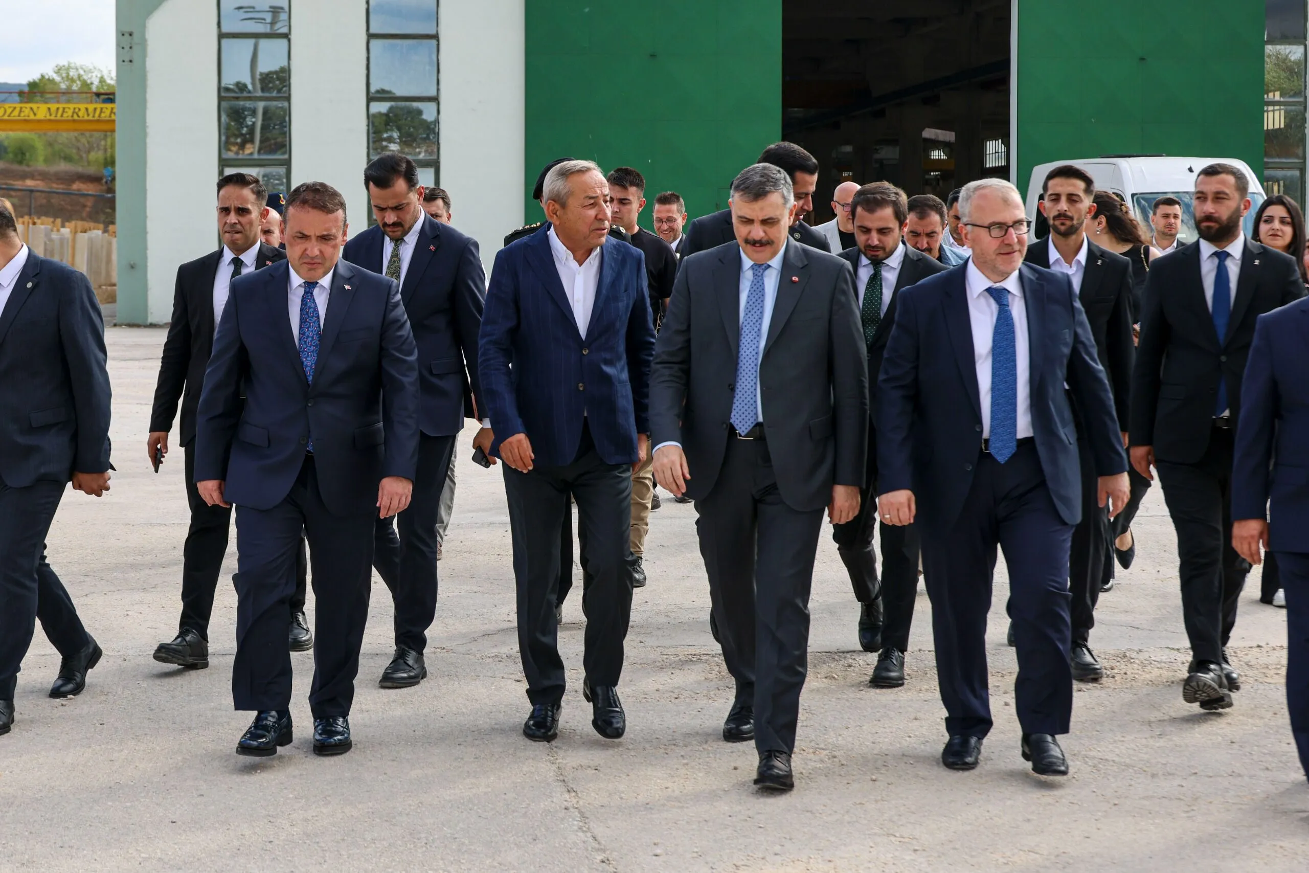 BAKAN ÇİFTÇİ TURGUT ÖZEN MERMER FABRİKASINI ZİYARET ETTİ