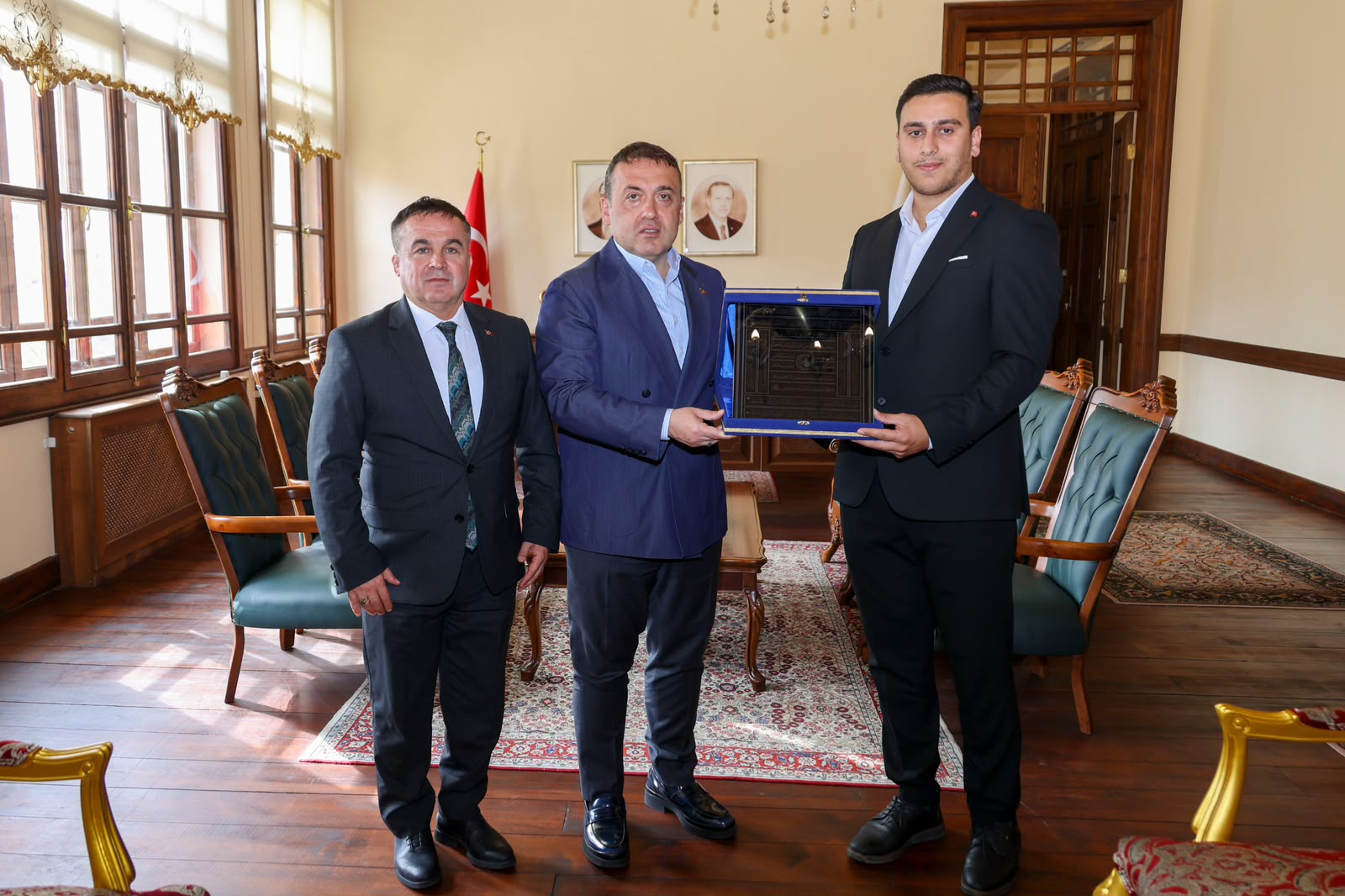 Bilecik’te Ahilik Sancağı Vali Sözer’e Takdim Edildi
