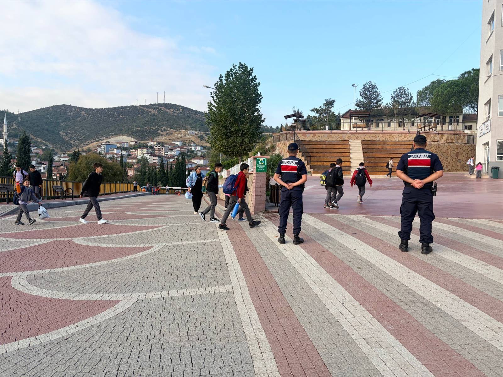 BİLECİK'TE OKUL ÇEVRELERİNDE SIKI GÜVENLİK