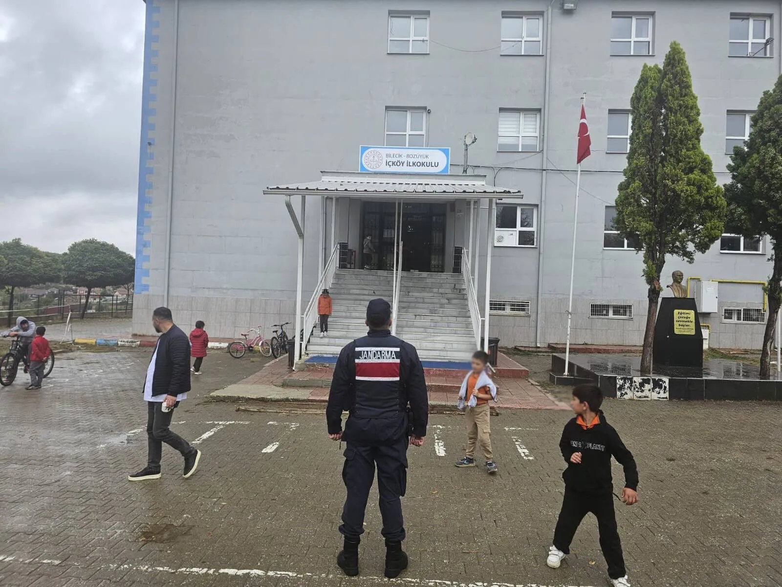 BİLECİK'TE OKUL ÇEVRELERİNDE SIKI GÜVENLİK