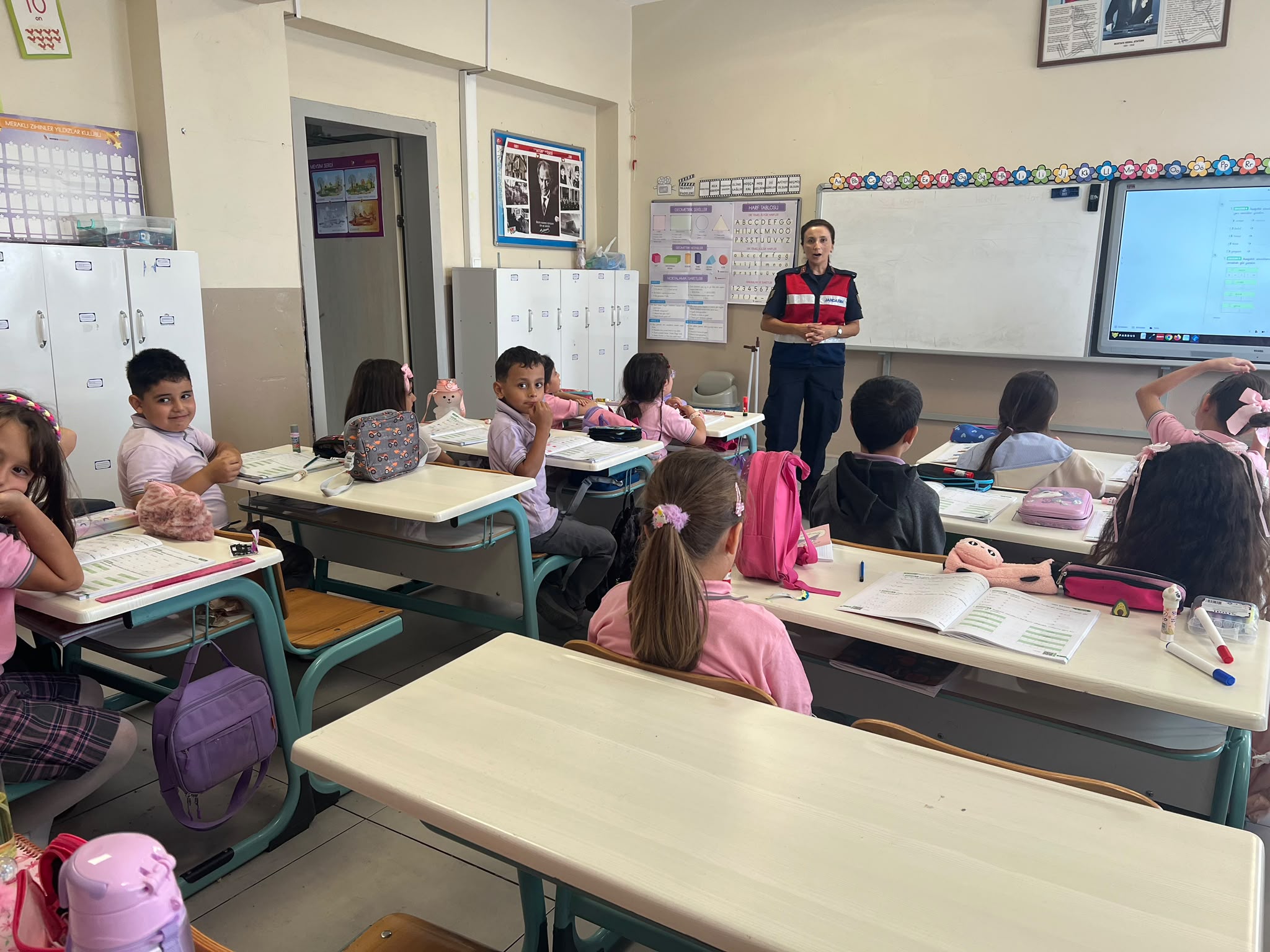 JANDARMA ÖĞRENCİLERİ BİLGİLENDİRDİ