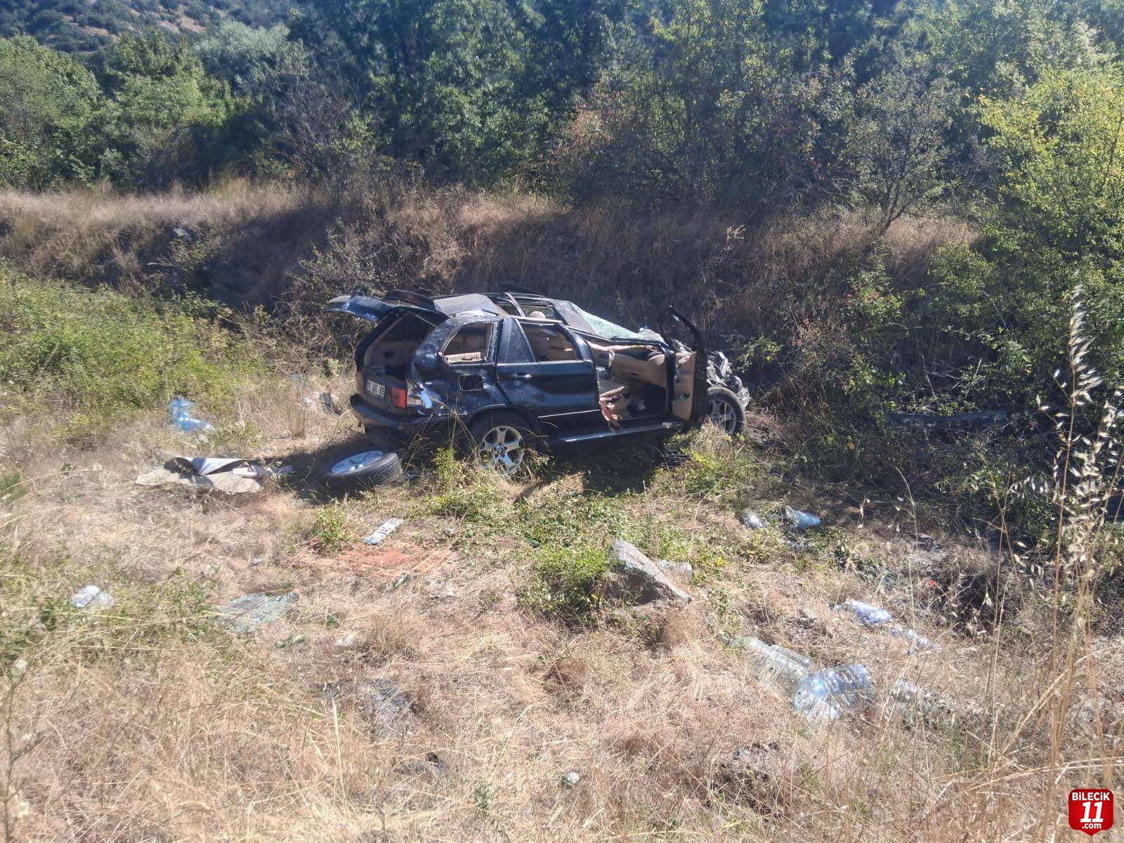 PAZARYERİ’NDE OTOMOBİL REFÜJE ÇARPTI: 2 YARALI