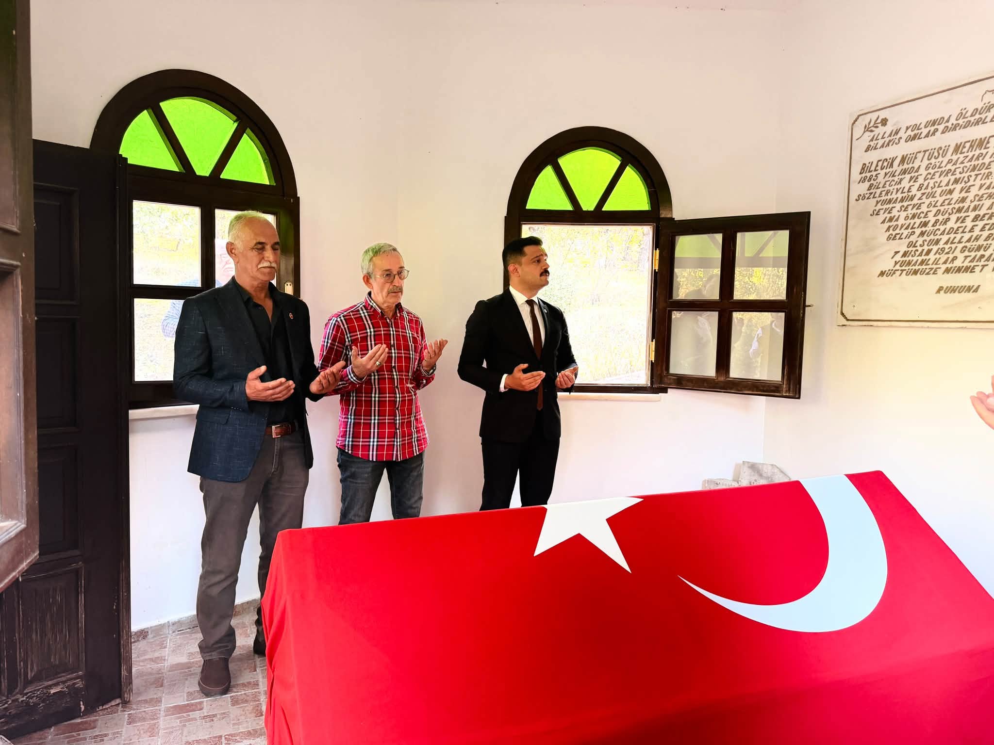 KAYMAKAM TİTİZ VATAN SEVER ŞEHİDİMİZİN KABRİNİ ZİYARET ETTİ